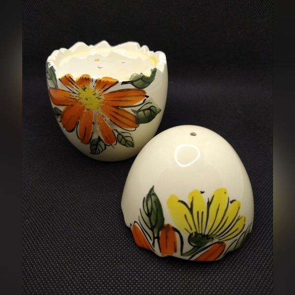 Daisy Egg Salt and Pepper Shakers by Lego - VINTAGE - Picture 2 of 11